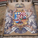 Monarchia címer a várfalon