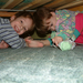 Dorka és Robi az ágy alatt